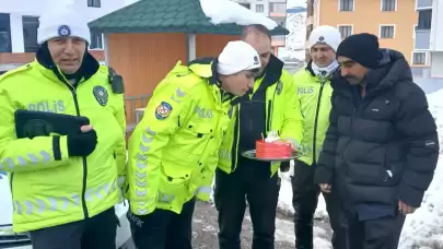 Görevdeki polise eksi 15 derecede doğum günü sürprizi