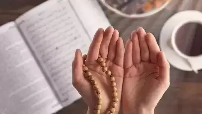 "Lâ İlâhe İllallâhül Melikül Hakkul Mübîn" Zikri: Anlamı, Fazileti ve Faydaları