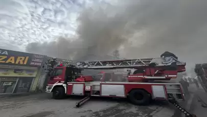 Bursa'da bir oto aksesuar iş yerinde çıkan yangın kontrol altına alınıyor