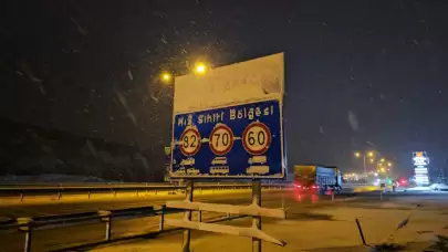 Çorum'un Samsun-Ankara kara yolunda kar yağışı etkisini gösteriyor