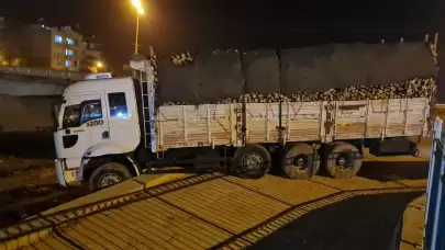 Osmaniye'de korkutan kaza: Odun yüklü kamyon istinat duvarında asılı kaldı