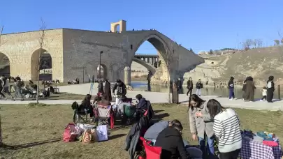 Yarıyıl tatilinin son gününde aileler tarihi Malabadi Köprüsü'ne akın etti