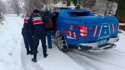 Sinop’ta kar nedeniyle yolda mahsur kalan vatandaşlar kurtarıldı