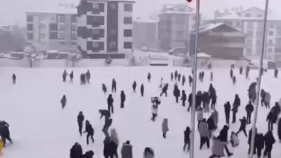 Karlı havada yürek ısıtan görüntüler