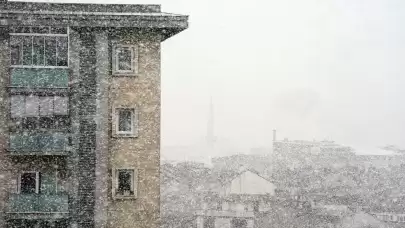 Kar yağışı İstanbul'un belirli noktalarında yoğunlaşarak etkisini güçlendirdi!