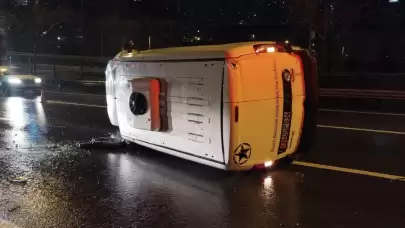 Üsküdar'da bariyerlere çarpan hafif ticari araç korku dolu anlar yaşattı!