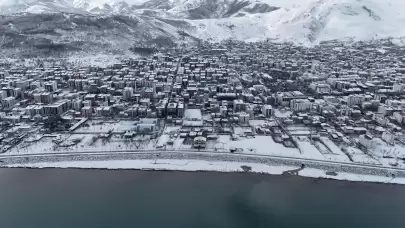 Bitlis'in Tatvan ilçesi, bembeyaz örtüyle kaplandı!
