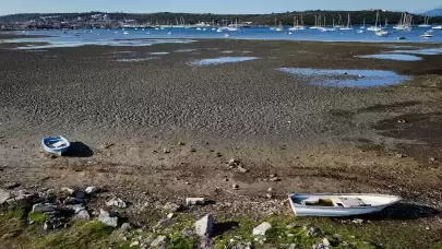 Seferihisar'da deniz suyu çekildi, balıkçı tekneleri karaya oturdu