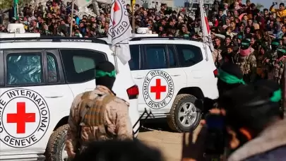 Hamas, 6 İsrailli esiri Kızılhaç'a teslim etti