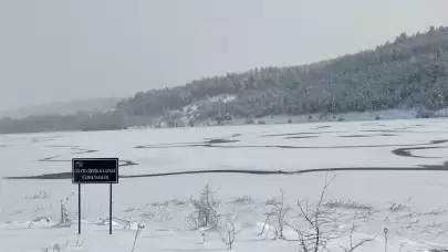 Karabük'te kışın etkisi: Sert soğuklar göletleri buzla kapladı!