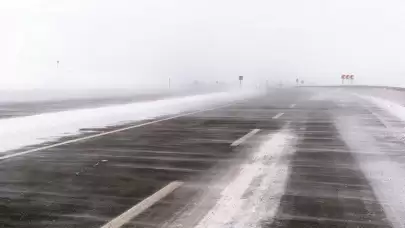 Ardahan'da etkili kar ve tipi ulaşımı felç etti