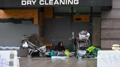 San Francisco'daki evsizler yağmurlu havada hayatta kalmaya çalışıyor