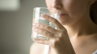 Su içerken yapılan 10 yanlış alışkanlık: Sağlığınızı tehdit ediyor!