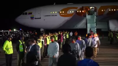 ABD, yasa dışı yollarla giren yüzlerce Venezuelalı göçmeni sınır dışı etti!