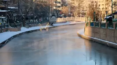 Eskişehir'de Porsuk Çayı buz tuttu