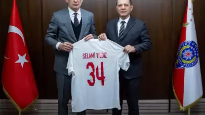 TFF Başkanı Hacıosmanoğlu'ndan İstanbul Emniyet Müdürü Yıldız'a özel hediye