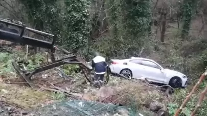 Sarıyer'de ağaçlık alana uçan otomobilden sağ çıktı!