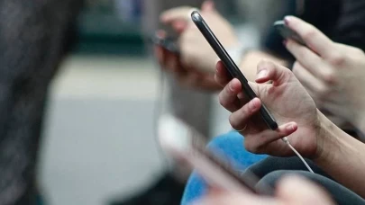 Cep boyun sendromu: Teknoloji bağımlılığının yeni tehlikesi