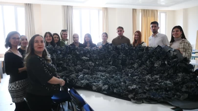 Üretim fazlası kumaşlar üniversitelilerin elinde kıyafet ve aksesuara dönüştü