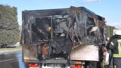 Manisa'da seyir halindeki kamyonet alev aldı