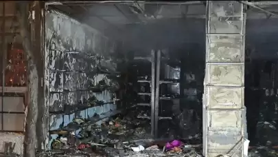 İstanbul- Pendik'te oyuncakçı alev alev yandı: 2 kişi dumandan etkilendi