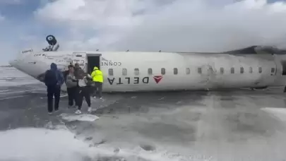 Yolcu uçağı ters döndü: 18 yaralı