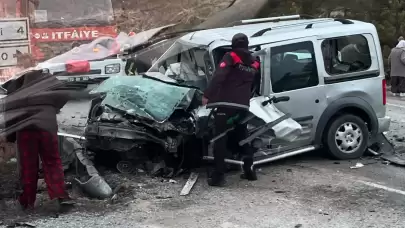 Hafif ticari araç ile otomobil kafa kafaya çarpıştı: 2 ölü, 4 yaralı