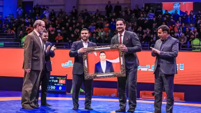 İran'da milli güreşçilere büyük sevgi