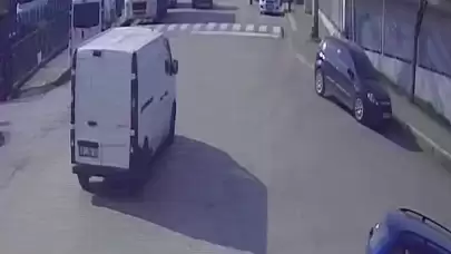 Ehliyetsiz sürücü, lise öğrencisine çarptı! kaza anı güvenlik kamerasına yansıdı