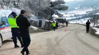 Bolu'da buzlanma faciası: İşçi servisi devrildi, 22 işçi yaralandı