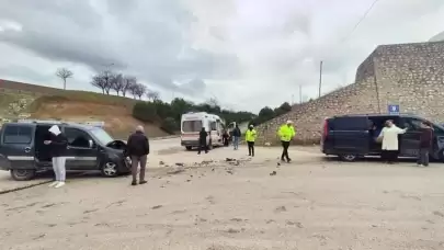 Minibüs ile hafif ticari araç çarpıştı! Çok sayıda yaralı var