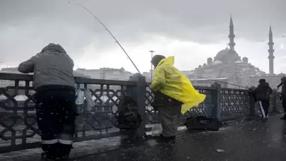 İstanbul'u büyüleyen Galata Kulesi ve Süleymaniye Camisi'nin kar altındaki görkemli görüntüsü!