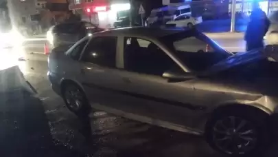 Ankara'da elektrik panosuna çarpan otomobildeki 2 kişi yaralandı