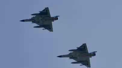 Fransa, Ukrayna'ya ilk 'Mirage 2000' savaş uçaklarını teslim etti