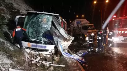 Yolcu otobüsü kamyona çarptı: Ölü ve yaralılar var