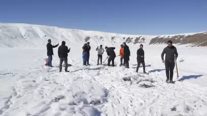 Buz tutan gölette ‘Eskimo’ usulü balık avı