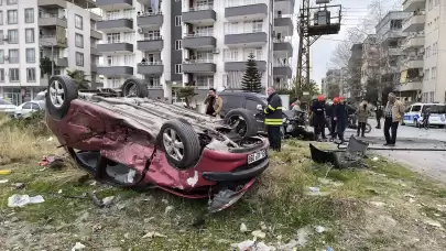 Hatay'da hafif ticari araç otomobille çarpıştı: 3 yaralı