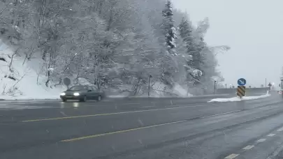 Bolu Dağı'nda kar yağışı ve yoğun sis etkisini arttırdı