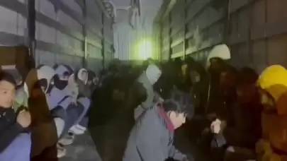 Van'da, tırın dorsesinde 69 kaçak göçmen yakalandı ve o anlar kameralara yansıdı