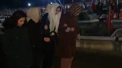 Depremde kaybettikleri yakınları için dua eden ailelerin gözyaşları sel oldu