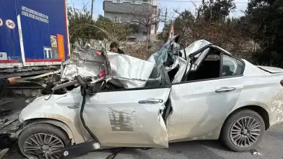 Hatay'da park halindeki tıra çarpan otomobil sürücüsü hayatını kaybetti