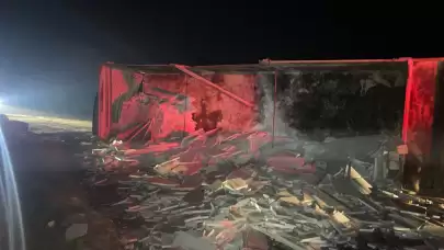 Marmara Adası’nda mermer yüklü kamyon kaza yaptı