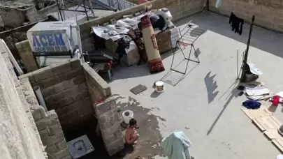 Çocuklarını soğuk suyla yıkayıp, hortumla dövdü