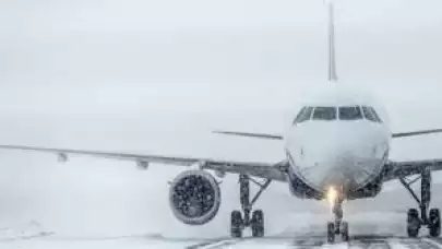 Van'da yoğun kar yağışı hayatı olumsuz etkiledi: Uçak seferleri iptal edildi