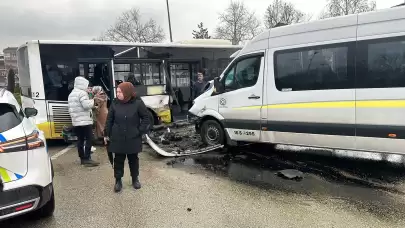 Bursa'da okul servisi ile otobüs çarpıştı! 9 kişi yaralandı