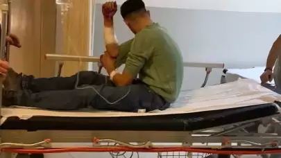 Kavga edenleri ayırmak isterken bıçaklandı