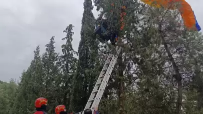 Denizli'de ağaca takılıp mahsur kalan yamaç paraşütü pilotunu itfaiye kurtardı