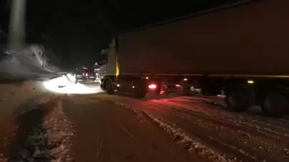 Kar kalınlığı 20 santimi buldu! Yol tırların geçişine kapatıldı