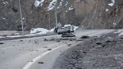 Hakkari-Van kara yolunda korkunç kaza: Dağdan kopan kaya otomobile çarptı!