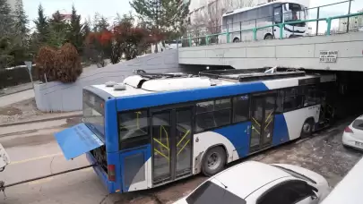 Ankara'da EGO otobüsü köprüye sıkıştı!